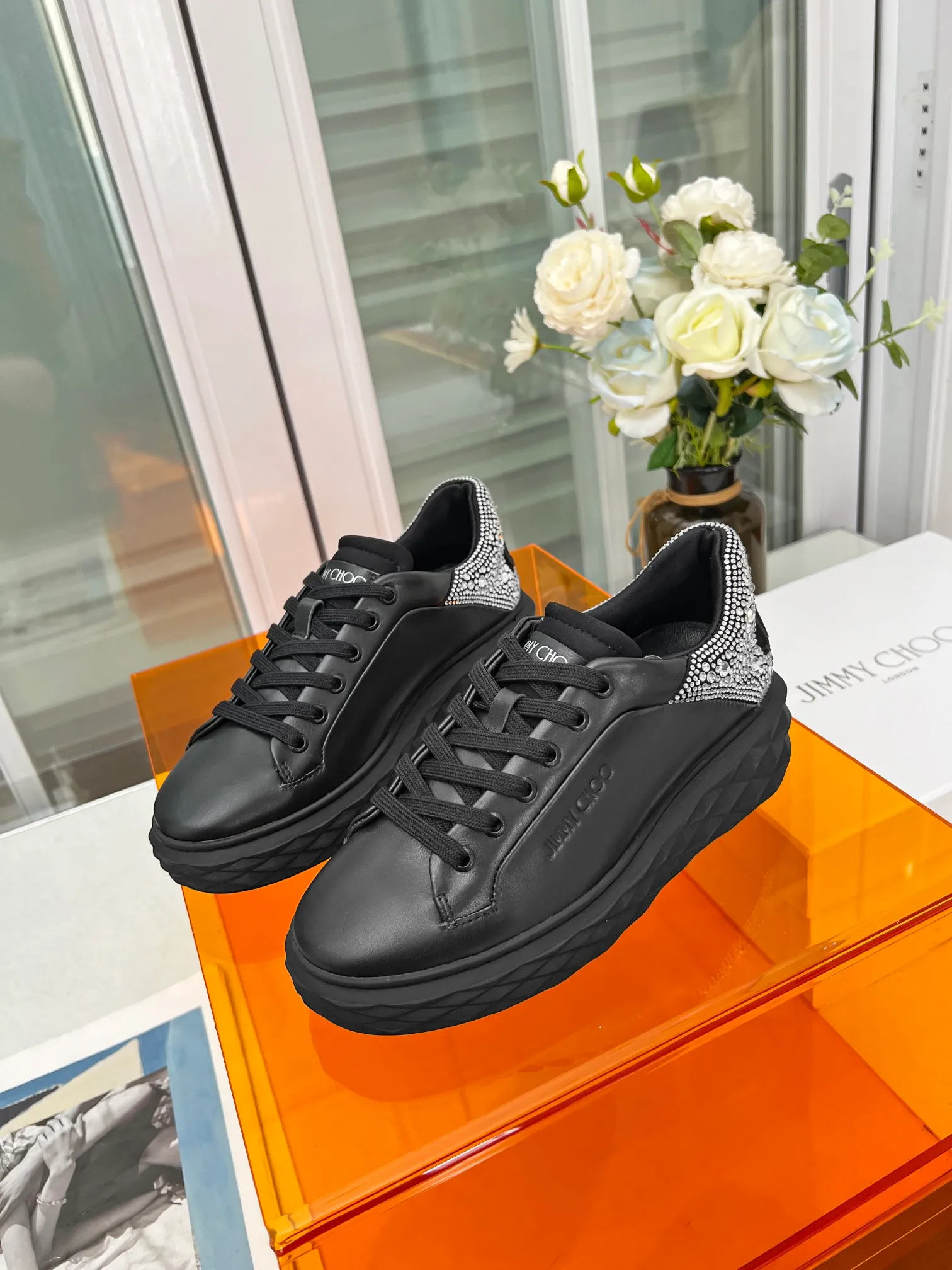 👟👟Ex-factory price 640👟👟 (hot tail diamond) Jimmy choo Jimmy Choo 2024 spring and summer Jc new Diamond New sneaker series 🔥The upper is made of original customized cowhide leather spliced with breathable Lycra embellished with Swarovski crystal diamonds to enjoy the brand's luxury and trend 💥The soles are made of brand elements to resist diamond multi-faceted cutting and have a full three-dimensional feel 🎵The soles are gradually thinner and thicker, and the design makes them more comfortable without any visual pressure 🌹A Diamond sneaker that is fashionable, comfortable, versatile and luxurious is worth owning🧚‍♀️ Fabric: Original imported top layer 🐂 cowhide Lining: Original Lycra breathable lining Feet: Original injection molded 🐑 Sheepskin Outsole: Original glass glue combined sole Size: 34-41 (customized size 34.41 is non-refundable)